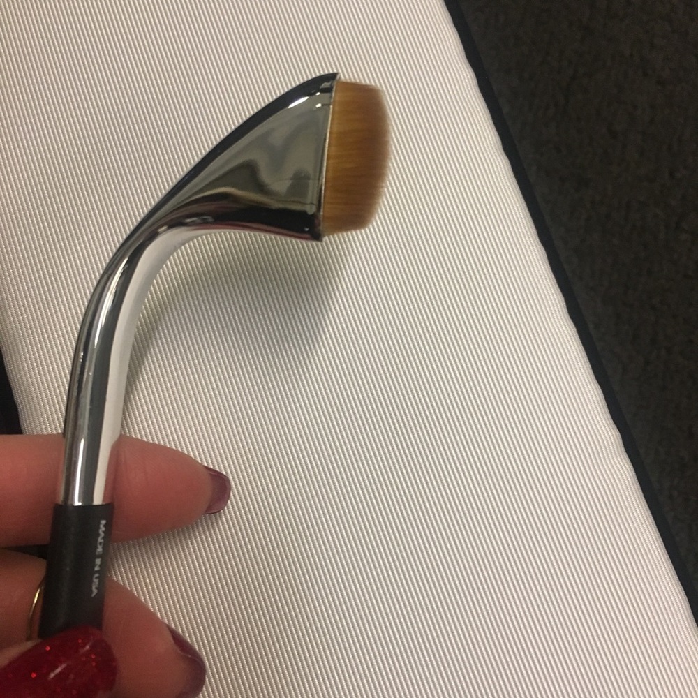 Artis Makeup Brush; Fluenta Linear 3 - BNIB